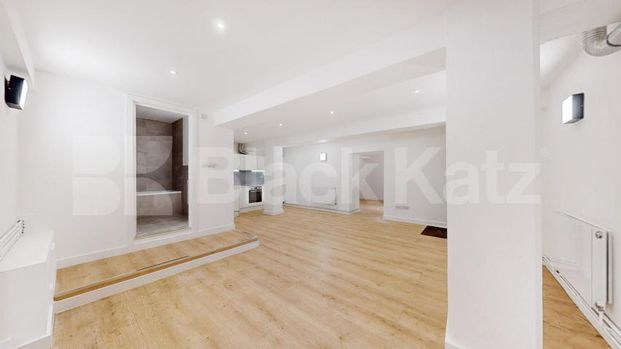 beautifully refurbished live/work one-bedroom apartment, - Photo 1