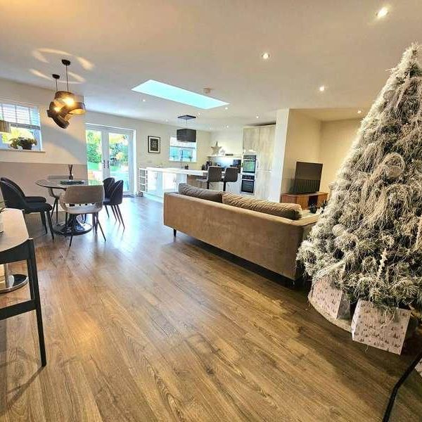 Avenue Road, Harold Wood, RM3 - Photo 1