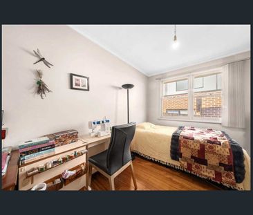 Family Comfort in a Quiet Pocket, Close to Shops & Schools - Photo 3