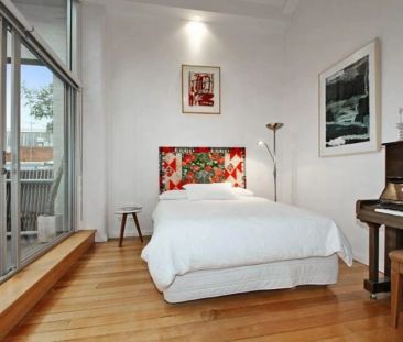 The Art Of Warehouse Living In Iconic Surroundings! - Photo 3