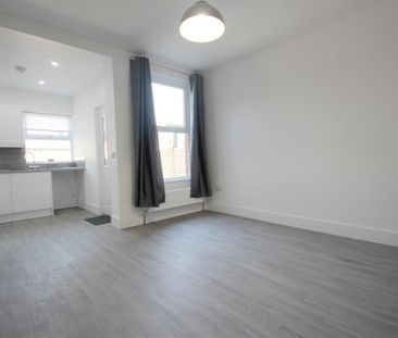 3 Bedroom House - Mid Terrace To Let - Photo 3