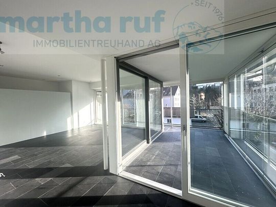 Generous 4.5-room apartment with glazed loggia and mountain view - Photo 1