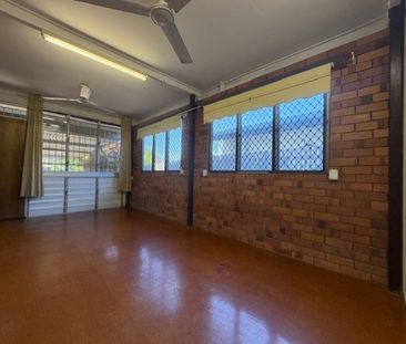 CHARMING 3 BEDROOM HOME IN WULGURU + SOLAR + ADDITIONAL UTILITY ROOM! - Photo 2