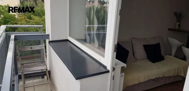 Pronájem garsonky s balkonem - Fotografie 1