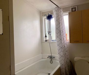 A spacious upstairs unit, Double Grammar zone. - Photo 4