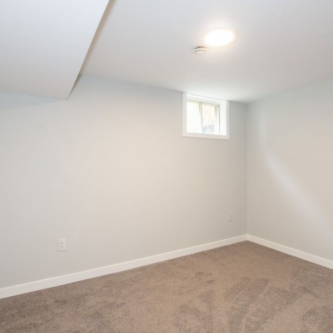 **STUNNING** 2 Bedroom Unit in Welland!! - Photo 1