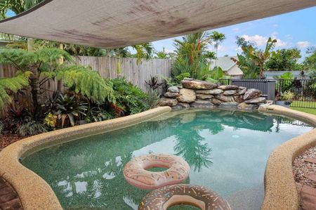 Large Family Home with Pool - Photo 3