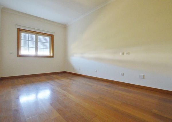 Apartamento T4 em condomínio com piscina e jardim na Beloura