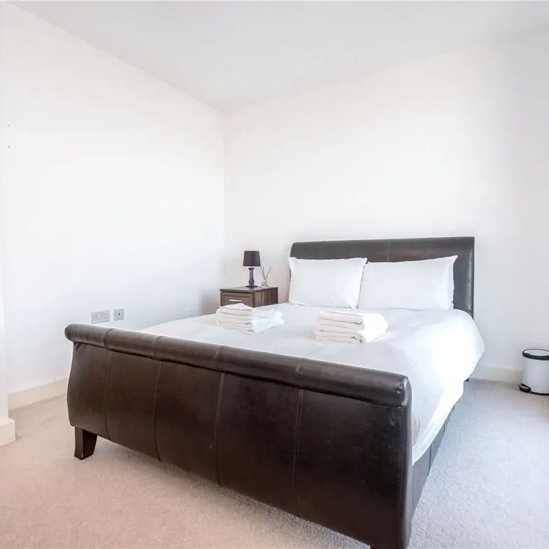 3 bedroom flat - Photo 1