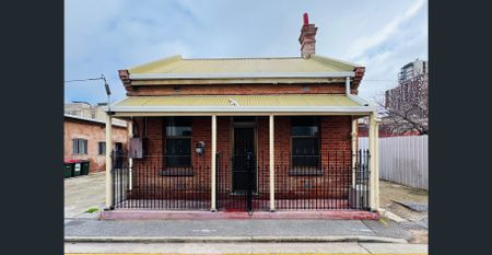 Charming 3 Bedroom Home - Photo 5