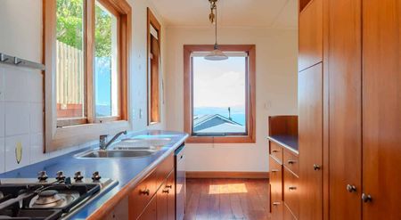 3 Bedroom Home in Brooklyn - Photo 3