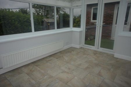 3 bedroom detached bungalow to rent - Photo 4