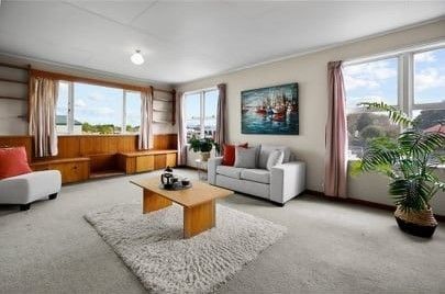 Large 6 Bedroom Family Home - Photo 2