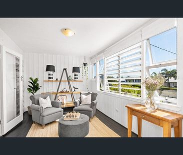 Queenslander with Flexible Living & Alfresco Balcony - Photo 3