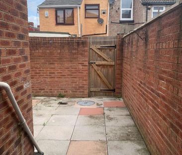 3 bedroom end of terrace house to rent - Photo 1