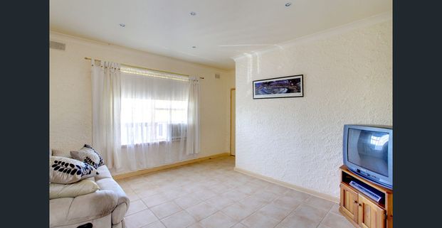 Bright, Spacious & Convenient 2-Bedroom Unit in Prime Location - Photo 1