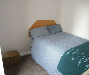 2 Bedroom House - Bernard Street, Southampton - Photo 2