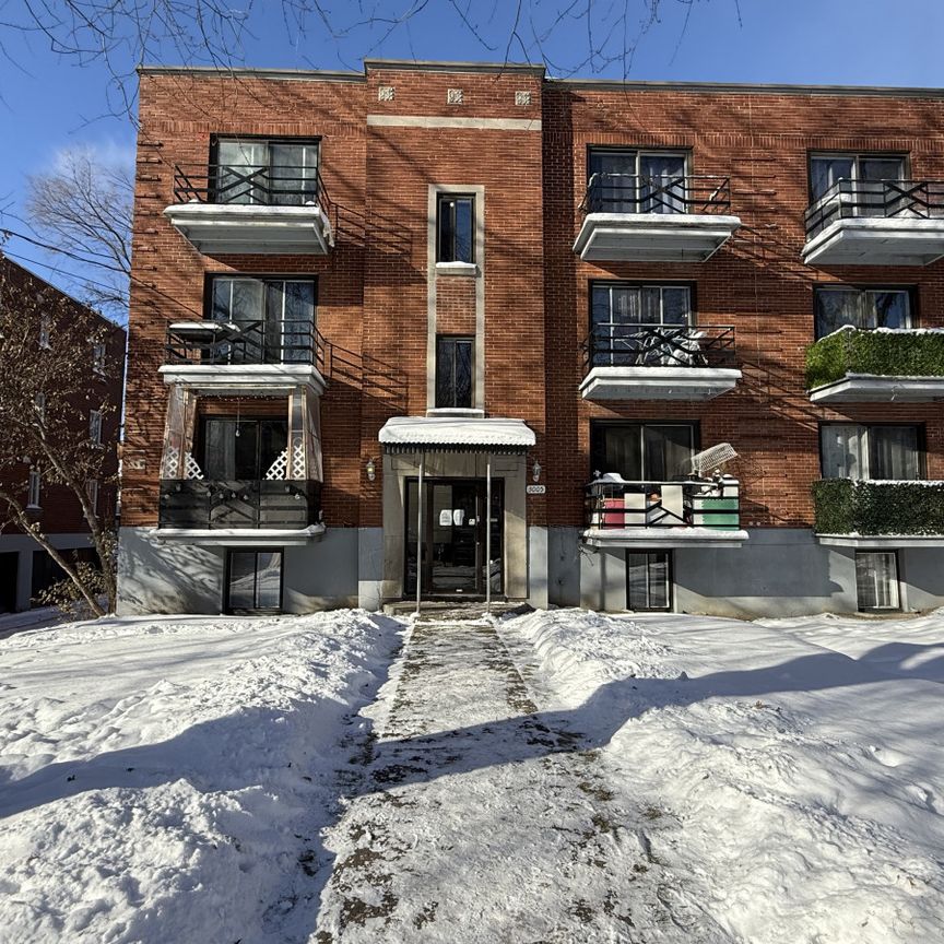 Appartement entièrement meublé de 2 chambres au cœur de Côte-des-Neiges. - Photo 1