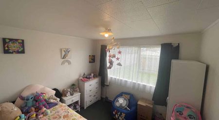 Fully Fenced 3 bedroom home - Photo 3