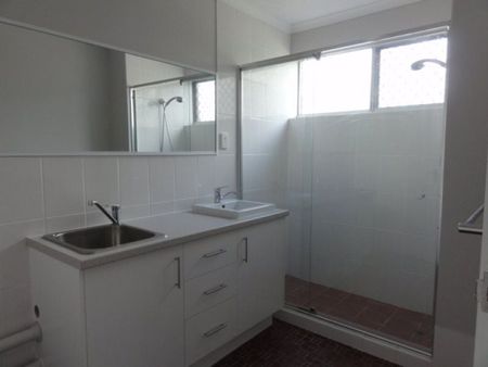 2 Bedroom Unit - Walk to Greenslopes Busway & Private Hospital - Photo 4