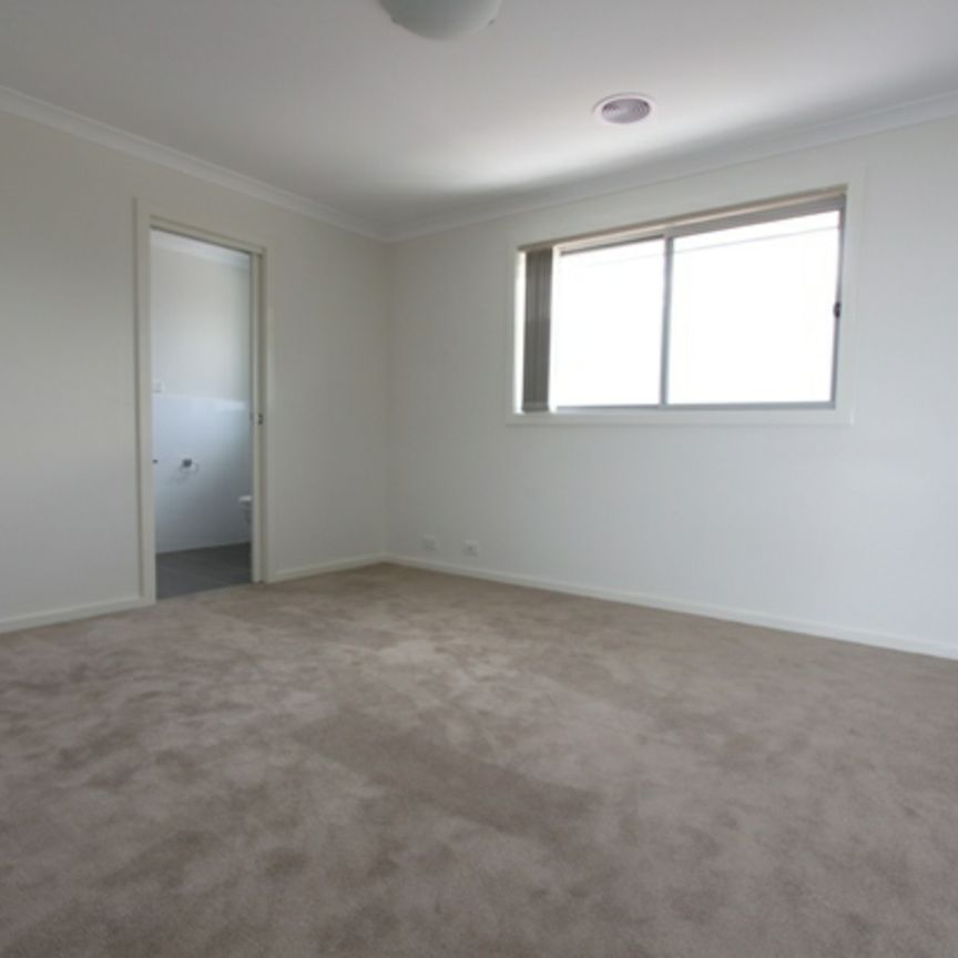 Spacious 3-Bedroom Townhouse with Study. - Photo 1