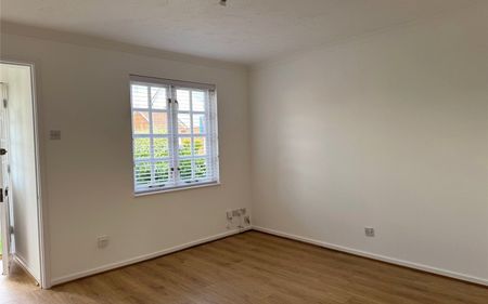 Shaw Drive, Walton-on-Thames, Surrey, KT12 - Photo 2
