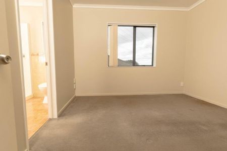 Pet Friendly Three Bedroom House - Photo 4