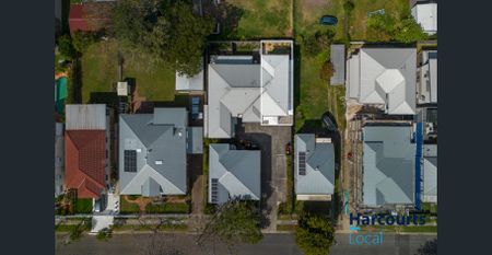 Stylish & Spacious Townhouse! - Photo 5