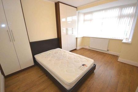 Erleigh Court Gardens, Reading, RG6 - Photo 2