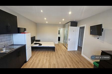 1 bedroom in a house share to rent - Photo 3