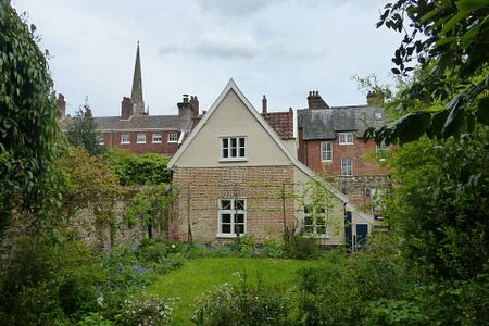 One bedroom detached cottage with private garden with lawn, raised vegetable beds and summerhouse/home office in the Cathedral Close - Photo 2