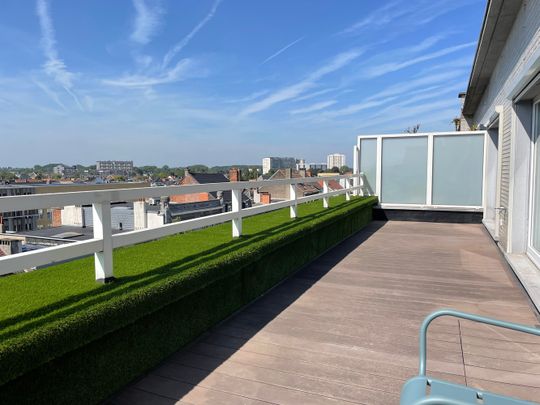 Luxueus en prachtig gerenoveerd appartement van 120m² met 2 grote terrassen gelegen aan het St-Pietersstation, vlakbij diverse winkels, scholen en openbaar vervoer. - Foto 1