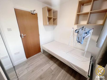 5 bedroom semi-detached house to rent - Photo 2