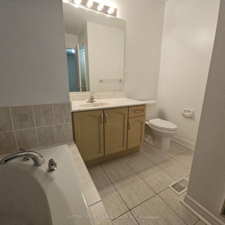 For Lease - 27 Frost King Lane, Toronto, Ontario - Photo 3