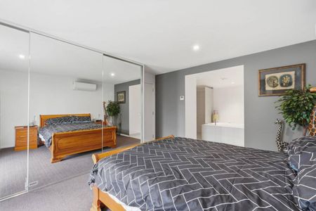 Stylish Fully Furnished Two Bedroom Apartment - Photo 5