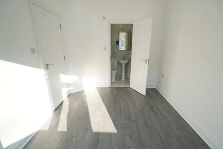 1 bedroom in a house share to rent - Photo 2