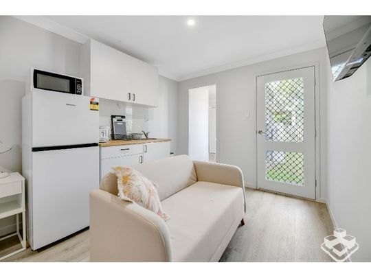 Comfortable Furnished Accommodation with Private Ensuites & Kitchenettes! - Photo 1