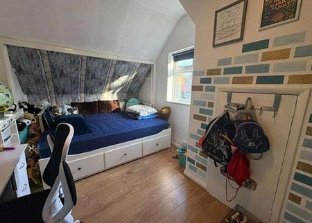 Hanworth Park, Feltham, TW13 - Photo 4