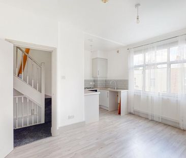 3 bedroom flat to rent - Photo 2