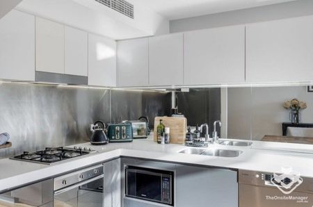 LOCATION ! LOCATION! - Photo 5