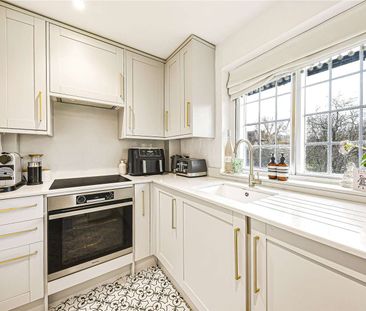 Utterly charming studio apartment set on the first floor of a much ... - Photo 3