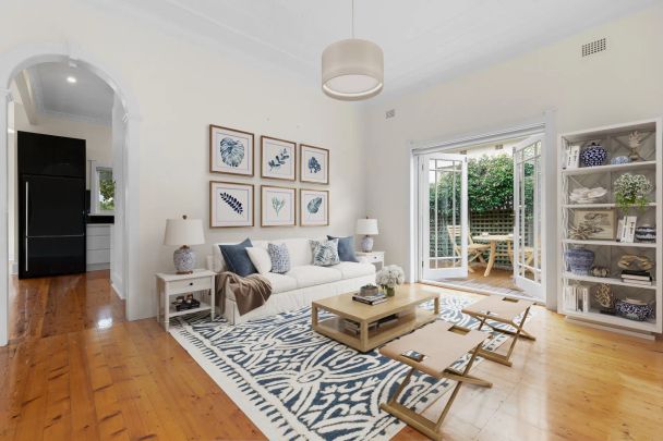 Beautifully renovated family haven with lush gardens - Photo 1