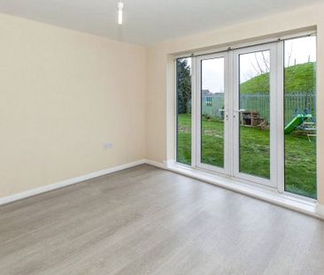 Town Lane, Stanwell, Staines-upon-Thames, Surrey, TW19 7BZ - Photo 2