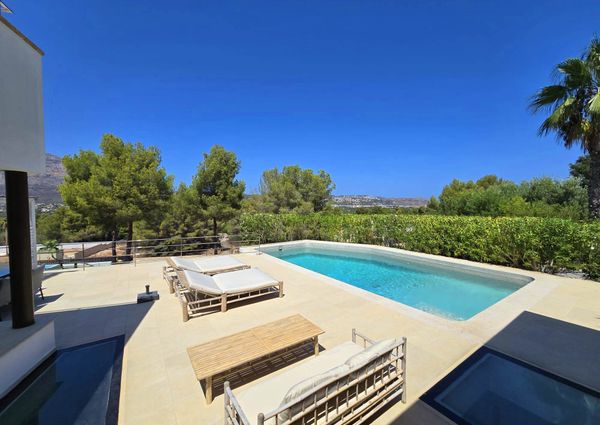 LUXURY villa with 3 bedrooms for rent in Javea