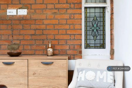 4 bedroom flat to rent - Photo 2