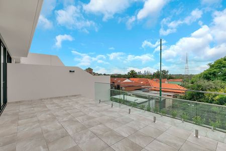 Luxuriously Appointed Three Bedroom Apartment - Photo 4