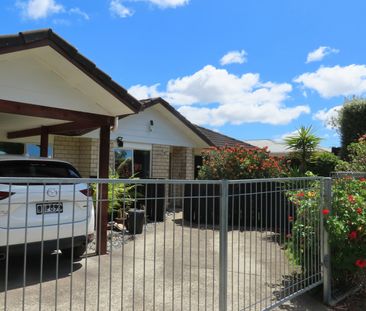 Comfortable Family Home close to everything - Photo 6