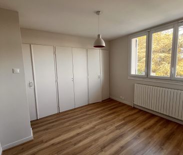 Location Maison 5 pièces 130m² LA TOUR DE SALVAGNY 69890 - Photo 2