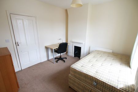 4 Bed Terraced House, Grange Avenue, RG6 - Photo 5