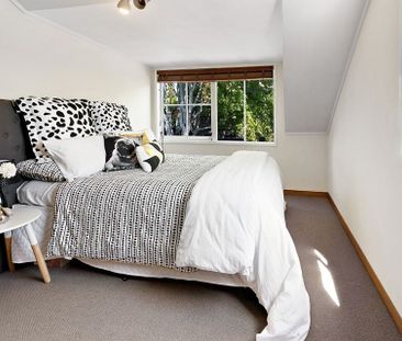 Sunny 3-Bedroom Townhouse - Photo 3